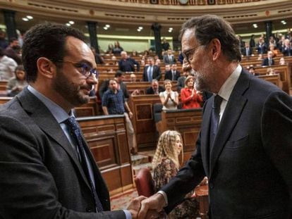Antonio Hernando felicita a Mariano Rajoy tras su investidura.