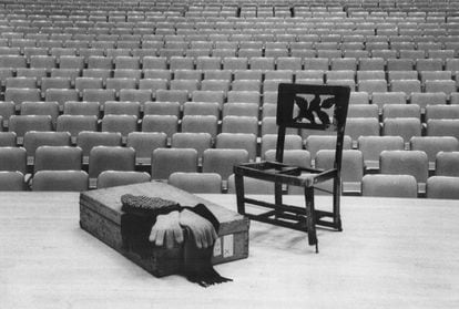 Silla que Glenn Gould llevaba a cada concierto, situada junto a una maleta con la gorra, la bufanda y los guantes del pianista, en el Roy Thomson Hall (Toronto).