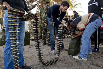 Voluntarios de la milicia libia preparan la munición para los enfrentamientos contra las fuerzas leales a Gadafi.