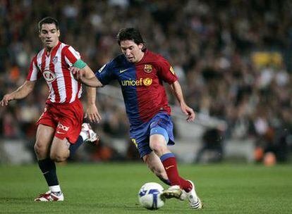 Messi se interna en el área rojiblanca ante la impotencia de Antonio López para detenerle.