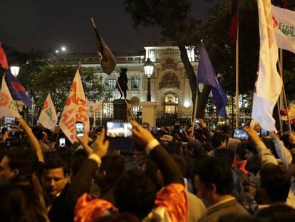 Seguidores de Martín Vizcarra la noche del martes frente al Parlamento. En vídeo, el presidente de Perú disuelve el Congreso y llama a elecciones parlamentarias.