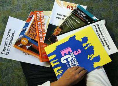 Varios ejemplares de libros de la asignatura Educación para la Ciudadanía.