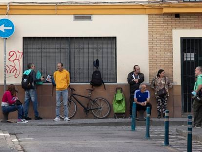 Varios usuarios del comedor social benéfico San Vicente de Paul-Hijas de la Caridad, en Sevilla, este lunes.