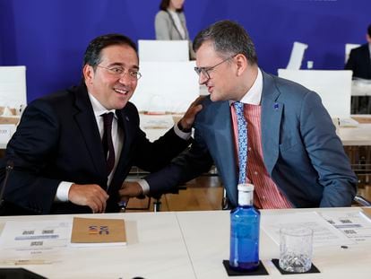 El ministro de Asuntos Exteriores español, José Manuel Albares (izquierda), conversaba este jueves con su homólogo ucranio, Dmitro Kuleba, antes del inicio de la reunión informal de ministros de la UE en Toledo.