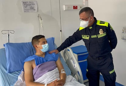 El director general de la Policía de Colombia, general Jorge Vargas, visita a Jesús Pineda, patrullero herido en un ataque en Bogotá.