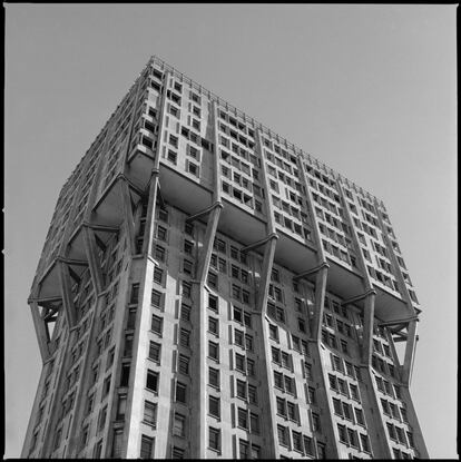 Torre Velasca, Milán, Italia (B. B. P. R., 1958).