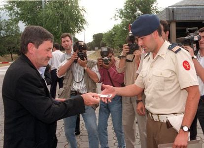 Jon Idigoras se identifica con el DNI a su llegada a La Zarzuela.