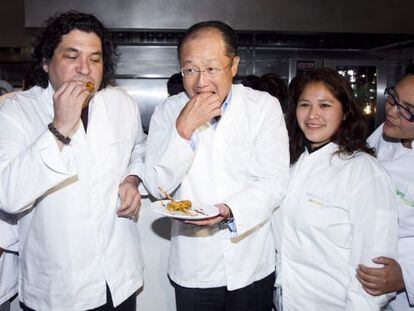 El presidente del Banco Mundial, Jim Yong Kim (en el centro), y el chef peruano Gast&oacute;n Acurio (a la izquierda) comen &quot;picarones&quot;, un postre t&iacute;pico peruan en el restaurante &quot;Astrid y Gast&oacute;n&quot;, en el distrito de San Isidro, en Lima (Per&uacute;)
