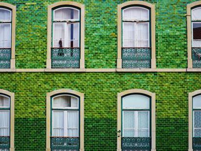 Fachada de azulejos verdes en el Barrio Alto, en Lisboa.