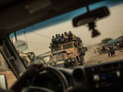 Un grupo de migrantes en la parte superior de una camioneta atraviesa el desierto de N&iacute;ger en direcci&oacute;n Libia. 