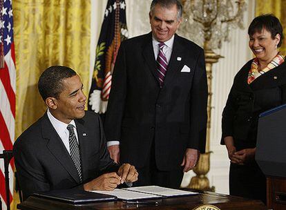 El presidente Barack Obama firma los decretos para comenzar a desarrollar la "economía energética" y disminuir así la dependencia de EE UU del petróleo extranjero