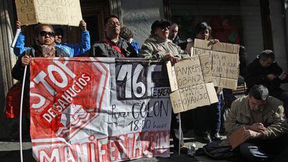 Carteles de protesta en la plaza de Celenque.