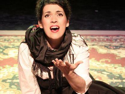 Elia Corral durante la representación de 'Le llaman copla'.
