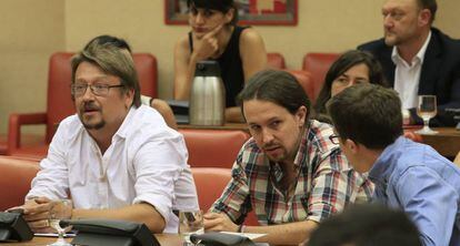 Xavier Domènech, Pablo Iglesias e Íñigo Errejón, ayer en el Congreso.
