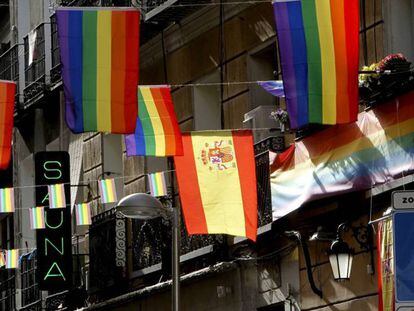 Calle del barrio de Chueca adornada con motivo de la fiesta del Orgullo Gay. En vídeo, el pregón del Orgullo este miércoles.