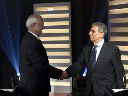 Los candidatos Abulfutu, izquierda, y Musa se saludan antes del inicio del debate. 