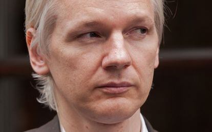 Julian Assange durante la rueda de prensa en Londres.