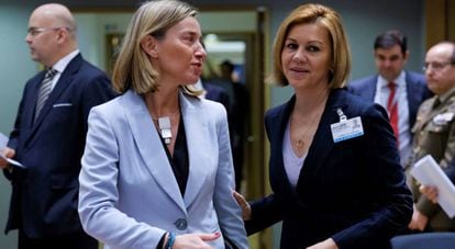 Federica Mogherini (izquierda) conversa con la ministra espa&ntilde;ola de Defensa, Dolores de Cospedal.