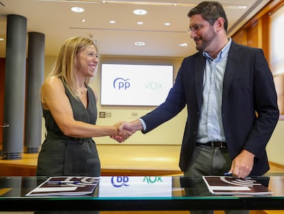 Los portavoces del PP y Vox en el parlamento aragonés, Ana Alós y Alejandro Nolasco, respectivamente, durante la firma este viernes en Zaragoza del pacto de gobierno de coalición que garantiza al popular Jorge Azcón la Presidencia de Aragón.