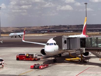 Uno de los aviones de Iberia atendido por los equipos de tierra en el aeropuerto de Madrid-Barajas.