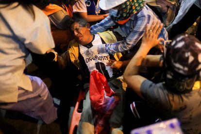 Personas ayudan a un manifestante herido durante la jornada de protestas en Lima.