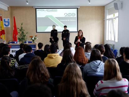La Policía Nacional imparte este miércoles en el instituto Laguna de Joatzel de Getafe (Madrid) el taller de violencia de género incluido en el nuevo plan director para la mejora de la seguridad en los centros educativos