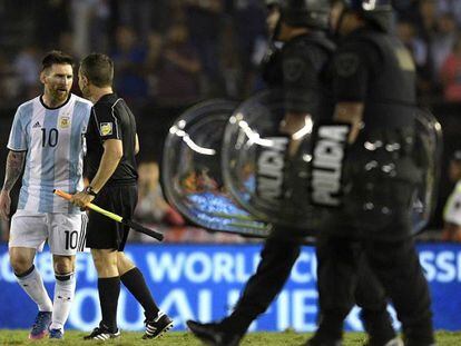 FOTO: Messi, con el asistente del partido contra Chile. / VÍDEO: Messi elude hacer declaraciones sobre la sanción a su llegada a Barcelona.