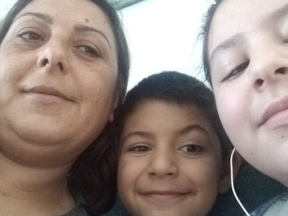 Coral Moreno y sus hijos en el hotel lanzaroteño en el que llevan confinados ocho días.