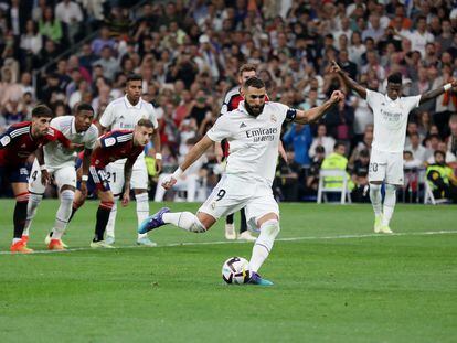 Karim Benzema lanzando el penalti en el partido Real Madrid - Osasuna, de la séptima jornada de la Liga