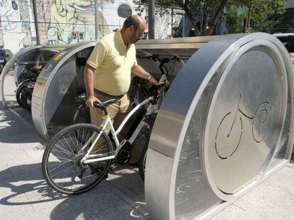 Prueba piloto de un aparcamiento de bicicletas en la plaza de las Estaciones de Santander.