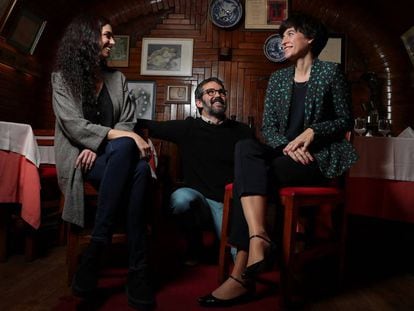 Maria Llorens, Sergio Veiga y Montse Calleja, en el Cafe Gijón de Madrid.