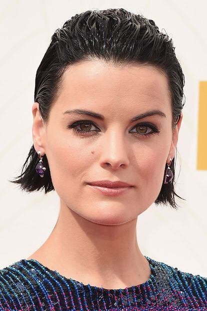 Jaimie Alexander se apunta al efecto mojado que tan de moda está las últimas temporadas.