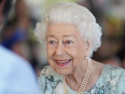 La reina Isabel II durante una visita para inaugurar oficialmente el nuevo edificio en Thames Hospice en julio de 2022 en Maidenhead, Inglaterra.