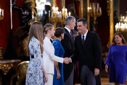 La princesa Leonor recibe al presidente del Gobierno en funciones, Pedro Sánchez, durante el saludo en el Palacio Real este martes en Madrid.