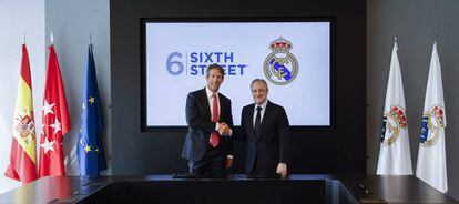 Alan Waxman, cofundador y CEO de Sixth Street, junto a Florentino Pérez, presidente del Real Madrid.