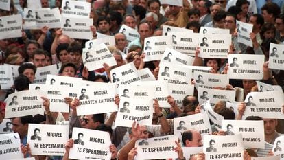 Manifestación de miles de personas en Ermua (Bizkaia), el 11 de julio de 1997, para pedir la libertad de Miguel Ángel Blanco, secuestrado por ETA y posteriormente asesinado.