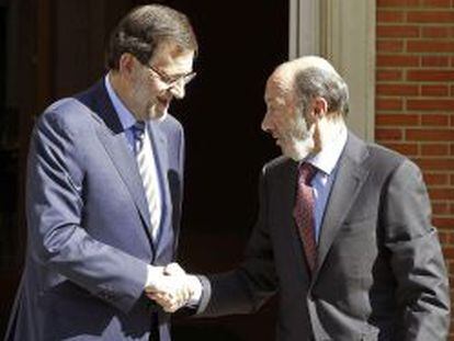 El presidente del Gobierno, Mariano Rajoy, saluda al secretario general del PSOE, Alfredo P&eacute;rez Rubalcaba.