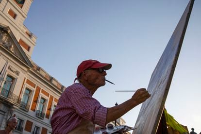 Antonio López trabajando en su cuadro de la Puerta del Sol de Madrid la semana pasada. 
