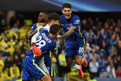 Los jugadores del Chelsea celebran con Kepa el triunfo en la tanda de penaltis ante el Villarreal.