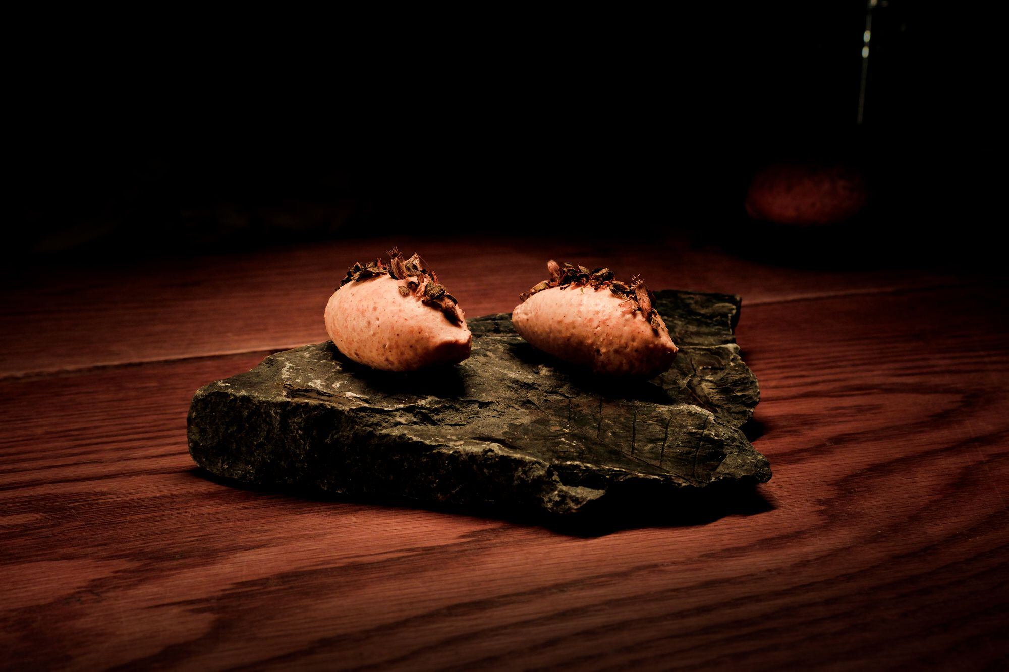 Mantequilla casera y mostaza con semillas curadas del buche de la perdiz blanca, en una foto proporcionada por el restaurante.