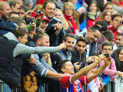Lewandowski se fotografía con los hinchas del Bayern.