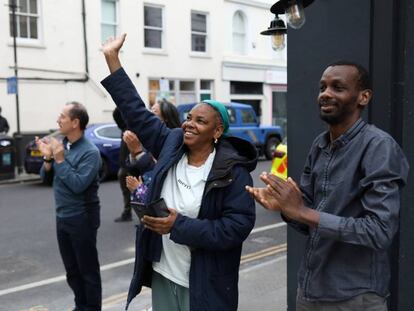 Un grupo de ciudadanos londinenses aplauden al personal sanitario del hospital Chelsea & Westminster por su labor en la lucha contra la covid-19 el 4 de junio de 2020.  