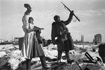 Soldados soviéticos celebran la liberación de Stalingrado, el 31 de enero de 1943.