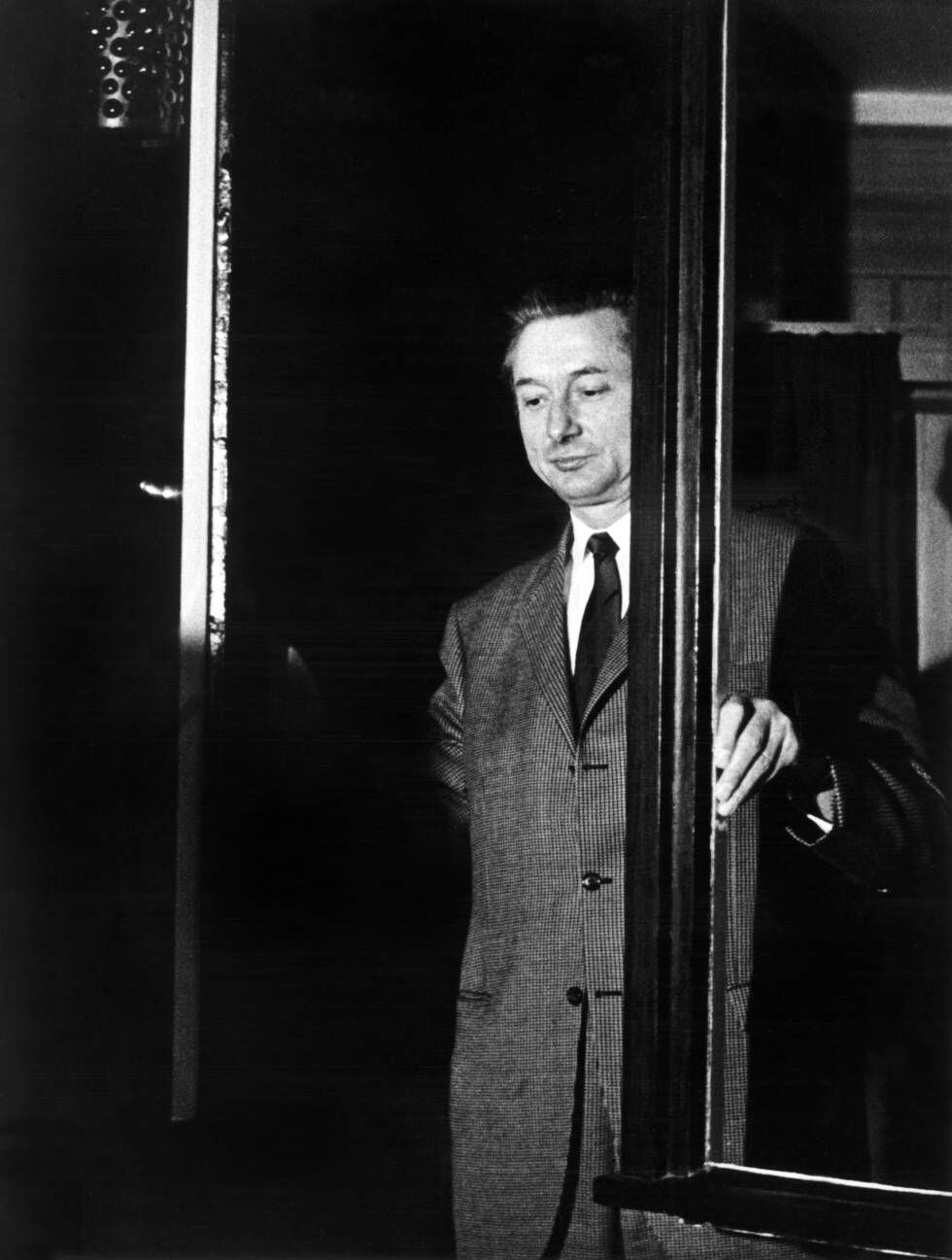 Theo Albrecht durante un encuentro con la prensa en diciembre de 1971, poco después de ser liberado de su secuestro. Sería casi imposible volver a verlo a partir de entonces.