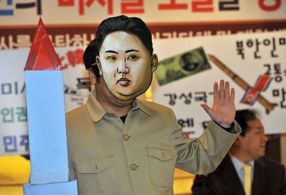 Un activista surcoreano protesta contra el lanzamiento del cohete, en Se&uacute;l este viernes.