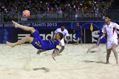 Un jugador realiza una chilena durante el mundial de fútbol playa que se disputa en Tahiti.