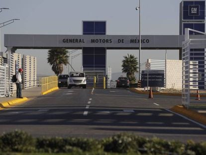 Dos vehículos salen de una planta de ensamblaje de General Motors en Villa de Reyes (San Luis Potosí, México).