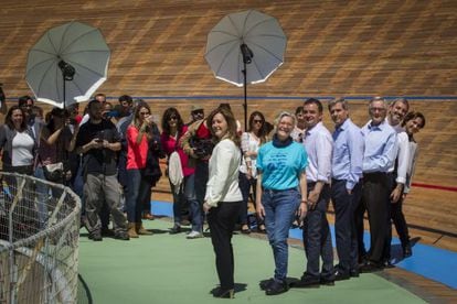 Carina Mejías (C's), María José Lecha (CUP), Alfred Bosch (ERC), Alberto Fernández Díaz (PP), Xavier Trias (CIU), Jaume Collboni (PSC) y Ada Colau (BComú) posaron para EL PAÍS en las instalaciones del Velòdrom d'Horta.