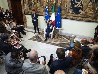 El primer ministro italiano, Giuseppe Conte, ayer, en una rueda de prensa sobre presupuestos en el palacio Chigi, en Roma.
