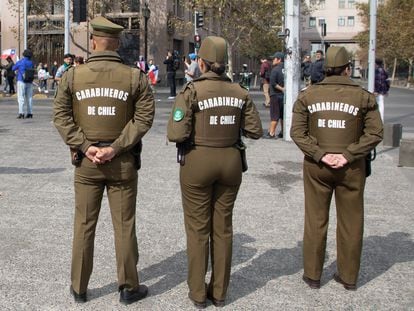 Tres carabineros vigilan una calle de Santiago, el pasado 16 de abril.